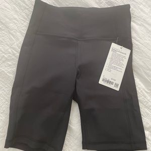 NWT Lululemon ribbed contoured high-rise short 8”
